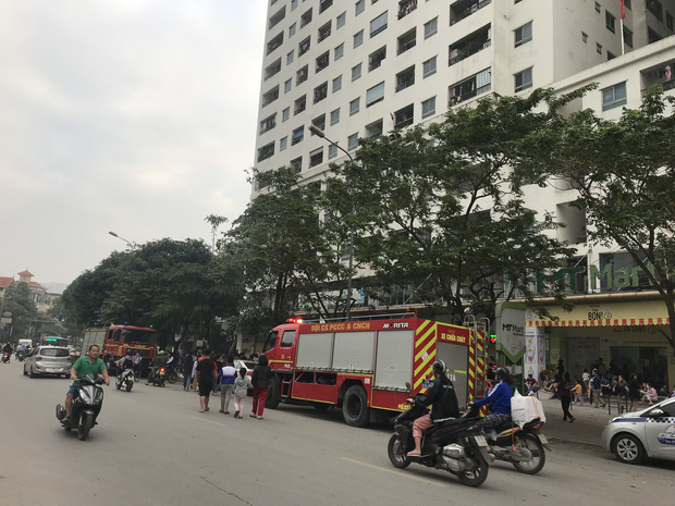 Hà Nội: Cháy lớn tại chung cư HH Linh Đàm, hàng nghìn người hoảng sợ tháo chạy vào sáng sớm - Ảnh 2.