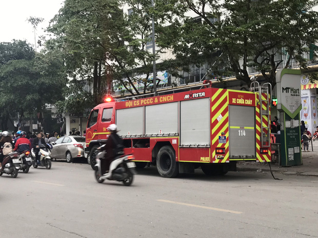 Hà Nội: Cháy lớn tại chung cư HH Linh Đàm, hàng nghìn người hoảng sợ tháo chạy vào sáng sớm - Ảnh 3.