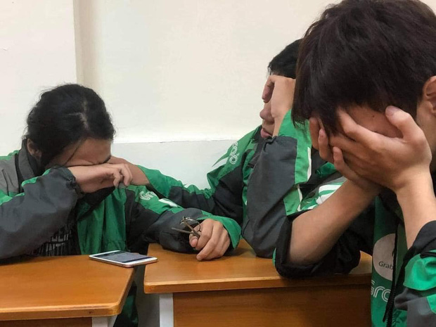 Cuộc điện thoại đẫm nước mắt 3 sinh viên miền Trung đi học xa nhà, chạy xe ôm công nghệ: Bật khóc ngay trong lớp khi nghe tin nhà cửa bị trôi sạch - Ảnh 1.