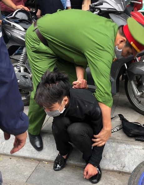 Nam thanh niên táo tợn cầm dao lao vào cướp tiệm vàng giữa ban ngày ở Hà Nội - Ảnh 2.