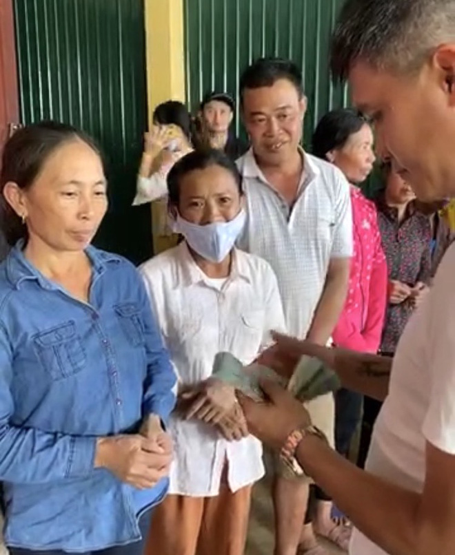 Vợ chồng ca sỹ Thủy Tiên - Công Vinh về vùng rốn lũ tại Hà Tĩnh trực tiếp trao tiền cho người dân - Ảnh 3.