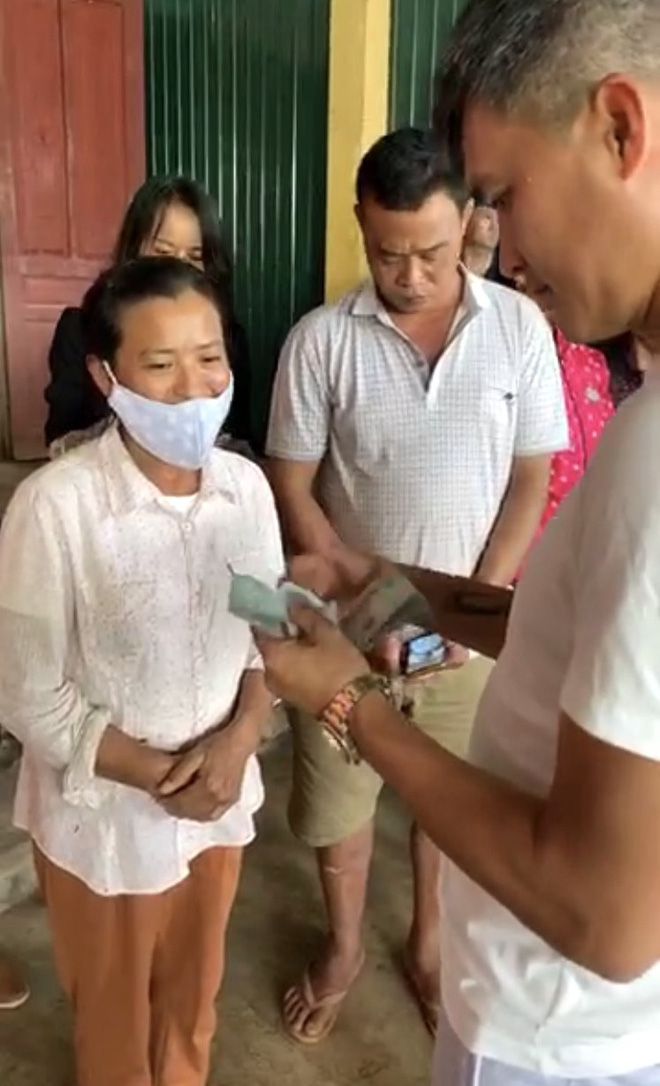 Vợ chồng ca sỹ Thủy Tiên - Công Vinh về vùng rốn lũ tại Hà Tĩnh trực tiếp trao tiền cho người dân - Ảnh 4.