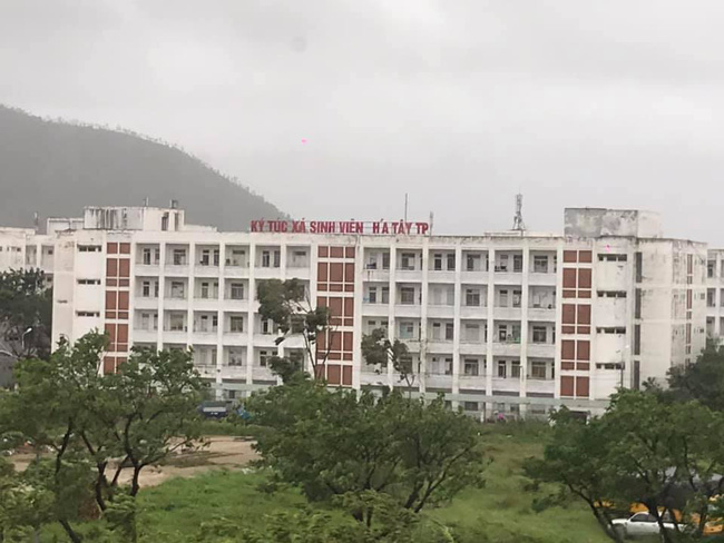 Trường đại học ở Đà Nẵng bị bão cuốn bay chữ, ra thông báo sinh viên nhặt được thì cất giúp khiến ai nấy vừa buồn cười vừa thương - Ảnh 5.