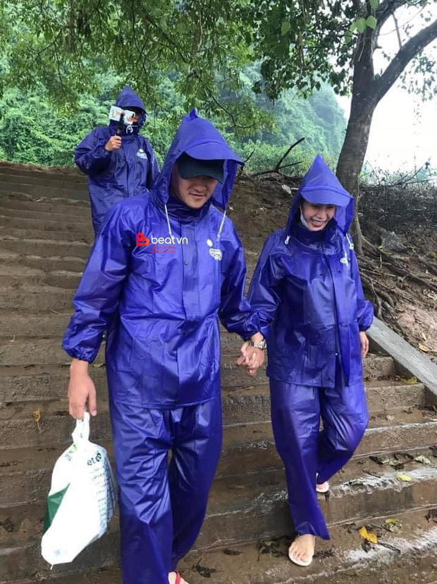 Hình ảnh đẹp: Công Vinh - Thủy Tiên mặc áo mưa, hạnh phúc nắm chặt tay nhau cùng đi cứu trợ miền Trung - Ảnh 1.