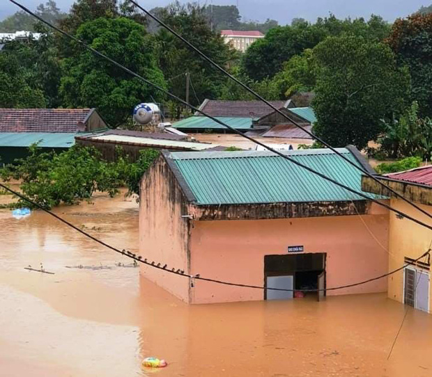 Nhiều nơi ở Kon Tum chìm trong biển nước, quốc lộ bị nứt toác, sạt lở khiến giao thông tê liệt - Ảnh 2.