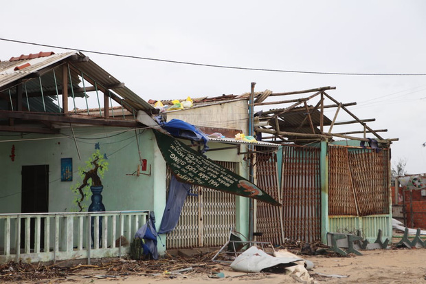Hơn 84.000 ngôi nhà bị đổ sập, tốc mái khi bão số 9 đi qua tỉnh Quảng Ngãi - Ảnh 2.