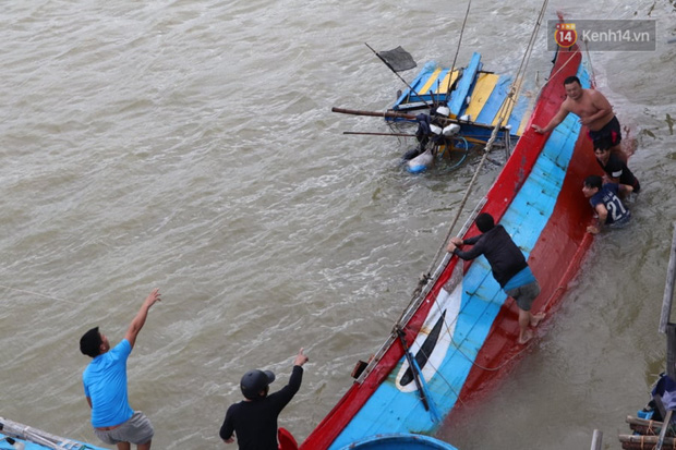 Bão đi qua, nhà sập hết nhưng người dân ven biển Quảng Ngãi vẫn chung tay giúp đỡ nhau, phụ vớt thuyền bị chìm lên bờ - Ảnh 18.