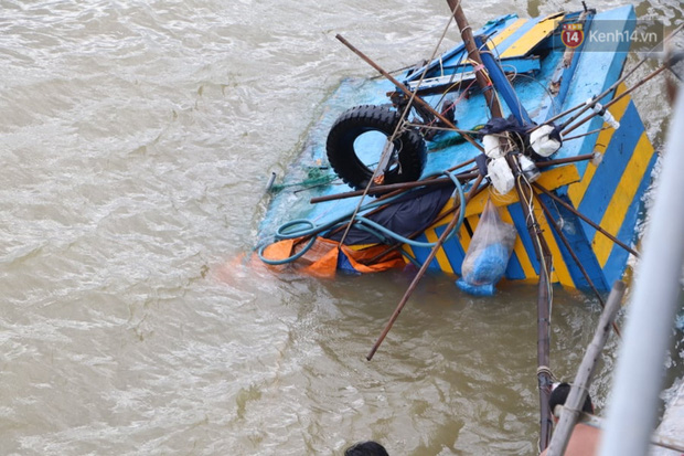 Bão đi qua, nhà sập hết nhưng người dân ven biển Quảng Ngãi vẫn chung tay giúp đỡ nhau, phụ vớt thuyền bị chìm lên bờ - Ảnh 15.