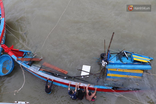 Bão đi qua, nhà sập hết nhưng người dân ven biển Quảng Ngãi vẫn chung tay giúp đỡ nhau, phụ vớt thuyền bị chìm lên bờ - Ảnh 7.