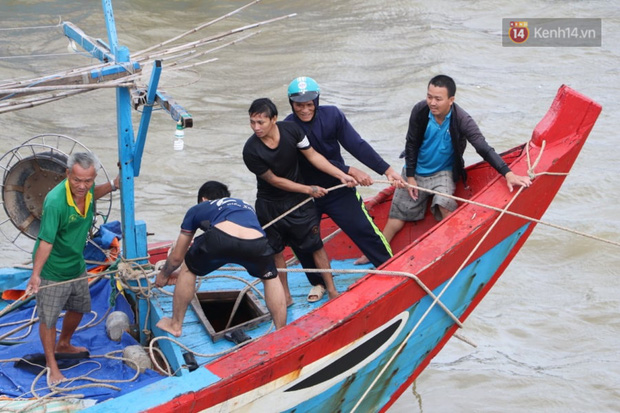 Bão đi qua, nhà sập hết nhưng người dân ven biển Quảng Ngãi vẫn chung tay giúp đỡ nhau, phụ vớt thuyền bị chìm lên bờ - Ảnh 16.