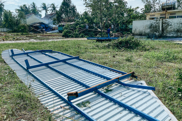 Trường học ở Bình Định tan hoang sau bão số 9, giáo viên vất vả dọn dẹp để chuẩn bị đón học sinh trở lại - Ảnh 11.