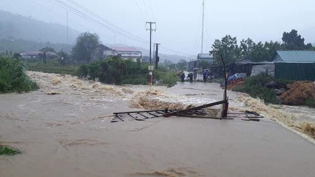 Nhiều nơi ở Kon Tum chìm trong biển nước, quốc lộ bị nứt toác, sạt lở khiến giao thông tê liệt - Ảnh 8.