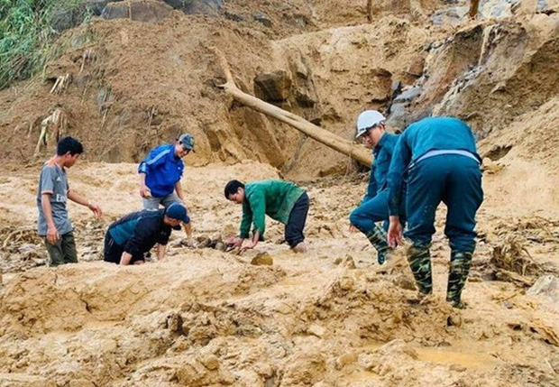 Hiện trường vụ sạt lở ở Phước Sơn, Quảng Nam khiến 11 người mất tích - Ảnh 4.
