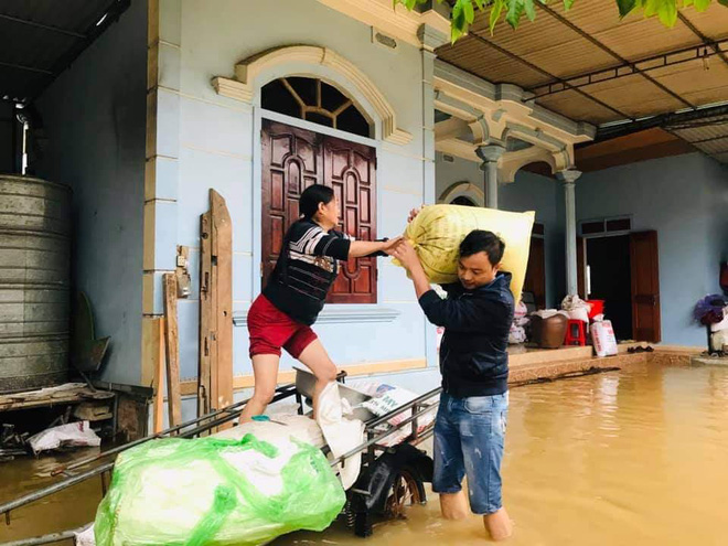 Cận cảnh lực lượng chức năng bơi vào giải cứu người ra khỏi căn nhà ngập sâu ở thành phố Vinh - Ảnh 10.