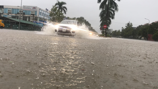 Cận cảnh lực lượng chức năng bơi vào giải cứu người ra khỏi căn nhà ngập sâu ở thành phố Vinh - Ảnh 2.