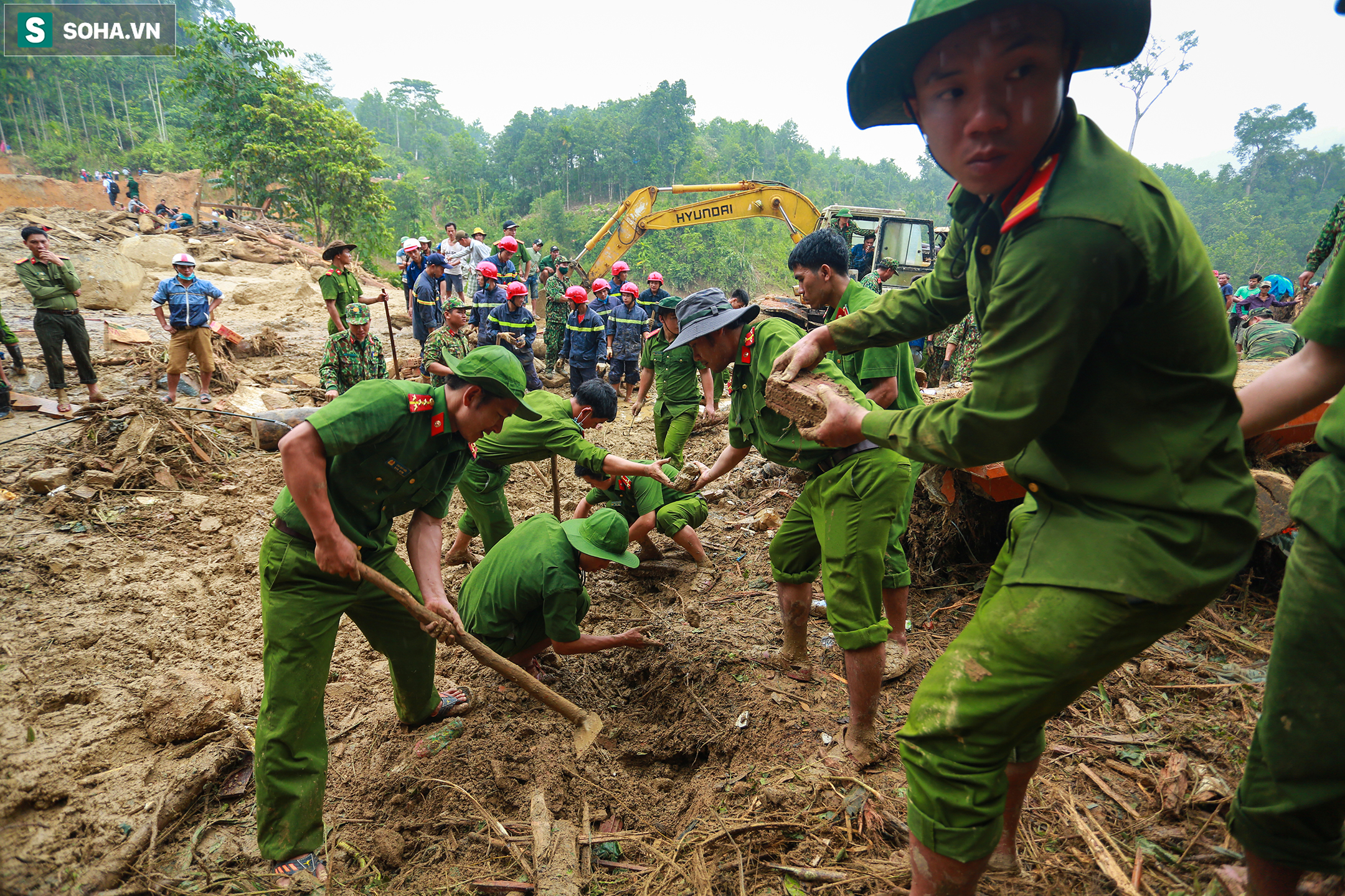 Ảnh: Dân làng khóc nghẹn khi tìm thấy bé trai 10 tháng tuổi dưới lớp bùn đất vụ sạt lở ở Trà Leng - Ảnh 2.