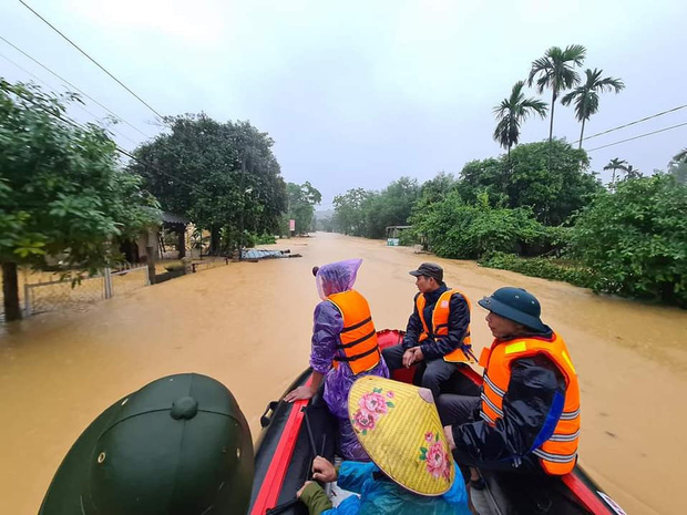 Nước ngập vẫn chưa có dấu hiệu giảm, dân gọi điện nhờ tiếp tế bánh mì chống đói - Ảnh 4.