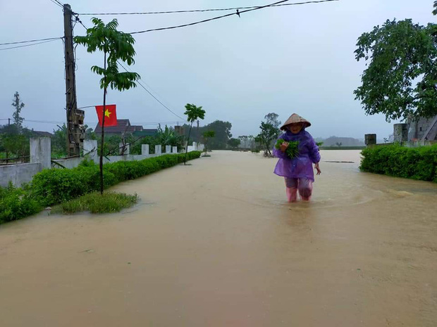 Dự báo thời tiết: Các tỉnh miền Trung có mưa to đến rất to, nguy cơ ngập lụt sâu diện rộng - Ảnh 1.