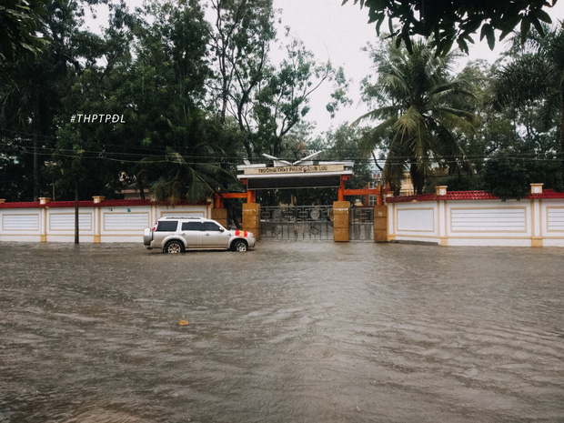 Mưa lớn nhiều ngày biến trường học Nghệ An thành bể bơi, có chỗ ngập sâu cả mét - Ảnh 1.