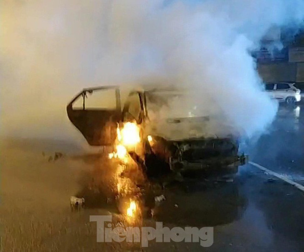 Xe ô tô bốc cháy dữ dội ở thành phố Lạng Sơn - Ảnh 1.