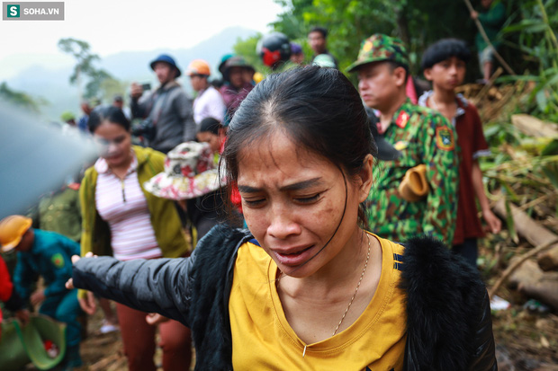 Ảnh: Dân làng khóc nghẹn khi tìm thấy bé trai 10 tháng tuổi dưới lớp bùn đất vụ sạt lở ở Trà Leng - Ảnh 5.