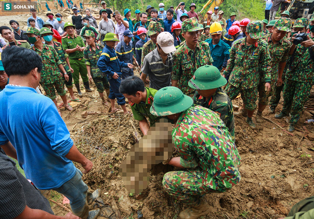 Ảnh: Dân làng khóc nghẹn khi tìm thấy bé trai 10 tháng tuổi dưới lớp bùn đất vụ sạt lở ở Trà Leng - Ảnh 7.