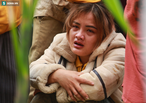 Ảnh: Dân làng khóc nghẹn khi tìm thấy bé trai 10 tháng tuổi dưới lớp bùn đất vụ sạt lở ở Trà Leng - Ảnh 10.