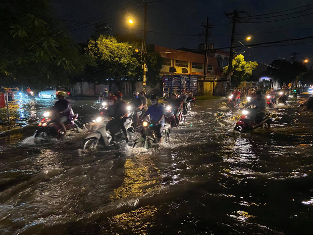 Ảnh: Đường Sài Gòn lại ngập hơn nửa bánh xe, dân vội vã đóng cửa nghỉ bán vì nhà thành hầm chứa nước - Ảnh 11.