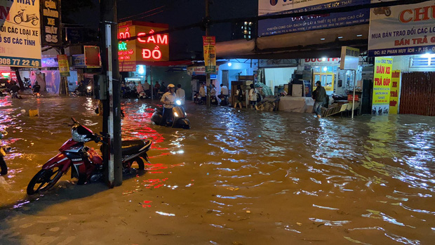 Ảnh: Đường Sài Gòn lại ngập hơn nửa bánh xe, dân vội vã đóng cửa nghỉ bán vì nhà thành hầm chứa nước - Ảnh 8.