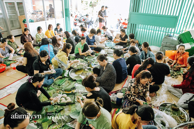 Người miền Tây lại nghĩ ra sáng kiến mới, chiên cơm cháy chà bông để được lâu ngày, đóng hộp cẩn thận gửi đồng bào miền Trung ăn 