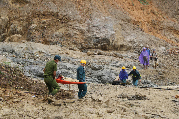 Phóng viên bật khóc khi thi thể một cháu bé được đưa lên từ bùn đất ở Trà Leng - Ảnh 2.