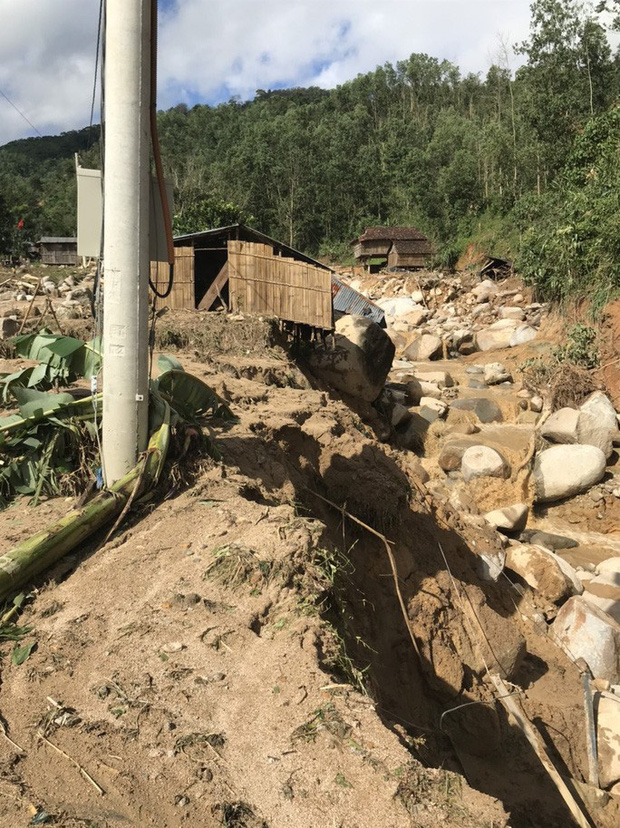 Quảng Ngãi: Lũ quét kinh hoàng cuốn trôi 6 nhà dân, khiến một ngôi làng có nguy cơ bị xóa sổ - Ảnh 6.