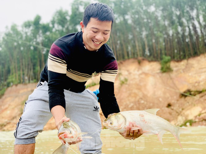 Hàng chục người bất chấp hồ xả lũ vẫn săn bắt cá dưới dòng nước xiết - Ảnh 10.