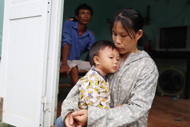 Chồng tâm thần, người mẹ ôm 4 đứa con nhem nhuốc trong căn nhà tốc mái sau bão số 9: Nhà mất rồi, mấy đứa nhỏ biết ngủ ở đâu - Ảnh 3.