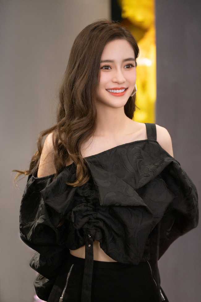 Còn Angelababy khẳng định cô luôn kiên trì với con đường mình đã chọn.