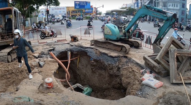 Lại xuất hiện hố sâu “tử thần” ngay ngã tư Sài Gòn khiến người đi đường lo lắng sợ bị nuốt chửng - Ảnh 4.