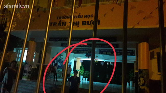 Phụ huynh trường tiểu học Trần Thị Bưởi tập trung trước cổng trường lúc nửa đêm, yêu cầu được vào nhà bếp giám sát - Ảnh 3.