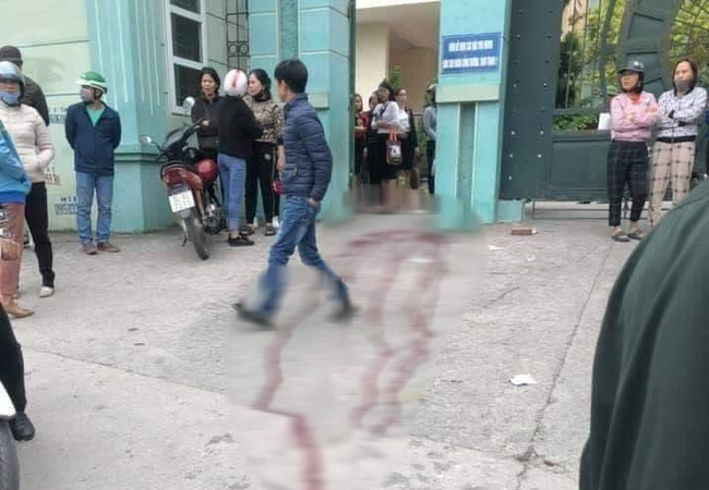 Quảng Ninh: Cãi nhau khi chen qua cổng trường, một phụ huynh bị đâm trọng thương - Ảnh 1.