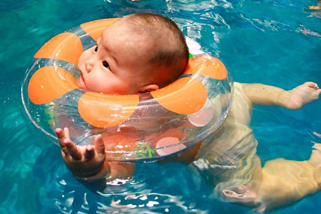 Bé 1 tháng tuổi chết ngạt khi tập bơi ở nhà với phao đỡ cổ dù có sự giám sát của người lớn - Ảnh 3.