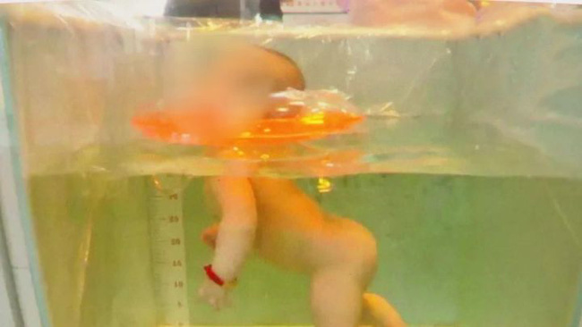 Em bé sơ sinh chết ngạt khi tập bơi ở nhà dù có sự giám sát của người lớn - Ảnh 1.