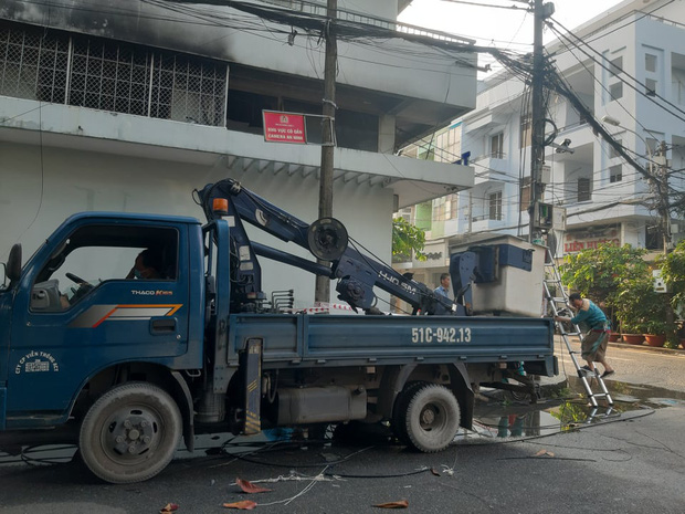 Căn nhà 4 tầng ở Sài Gòn cháy dữ dội, 6 người trong đó có trẻ em bị mắc kẹt - Ảnh 3.