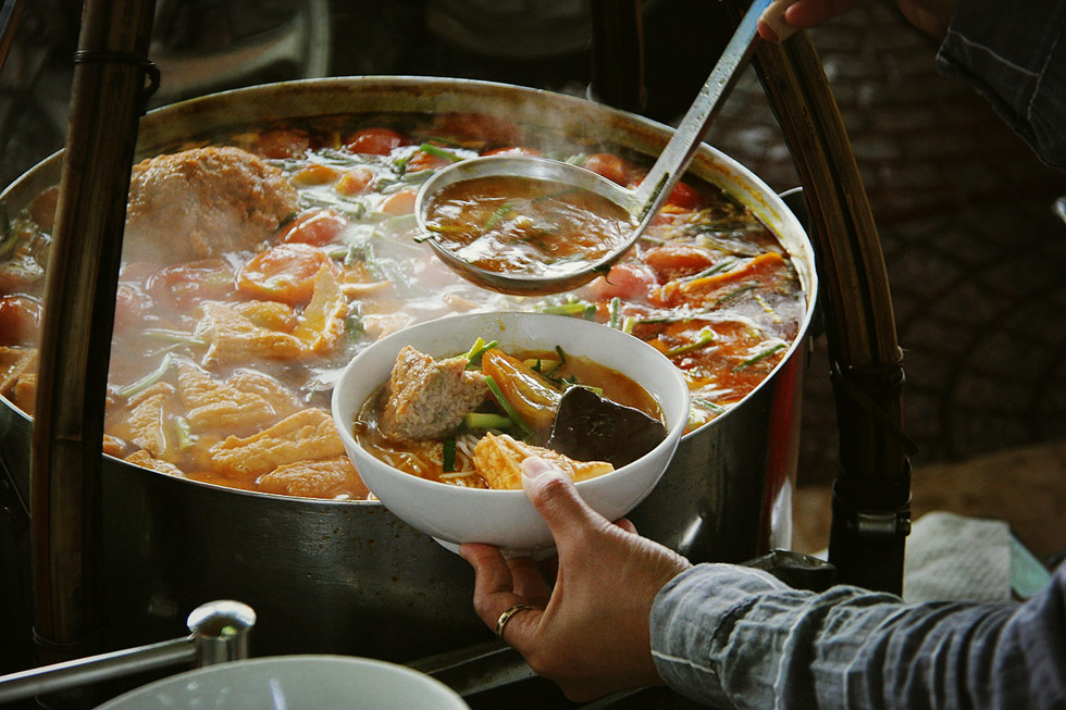 bun-rieu-sang-chanh-sat-cho-ben-thanh-40-nam-nghe-si-viet-kieu-nho-mai-2c458c.jpg