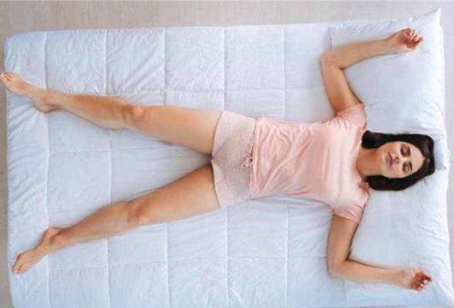 Nằm ngủ ở tư thế này có thể khiến nhiều chị em đỏ mặt nhưng thực tế lại vô cùng có lợi cho gan, thận, vùng kín - Ảnh 1.