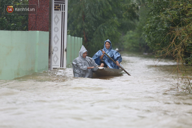 2 chị em nhà ở Hà Tĩnh bị ngập, chủ trọ miễn luôn tiền phòng: Hai đứa gửi về cho bố mẹ sửa nhà! - Ảnh 1.