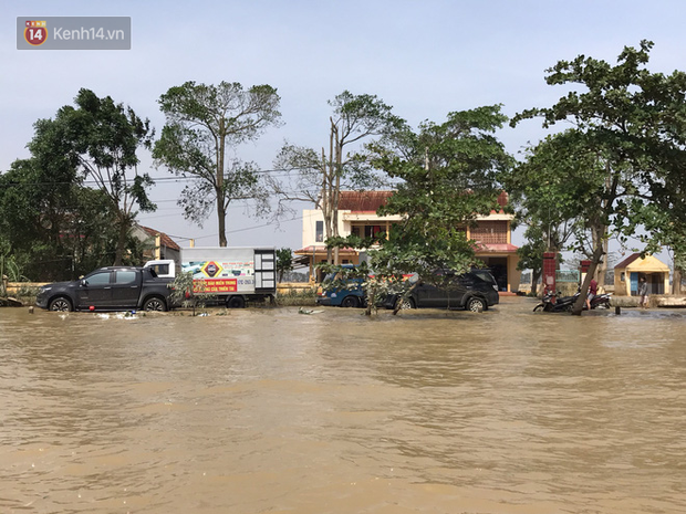 2 chị em nhà ở Hà Tĩnh bị ngập, chủ trọ miễn luôn tiền phòng: Hai đứa gửi về cho bố mẹ sửa nhà! - Ảnh 2.