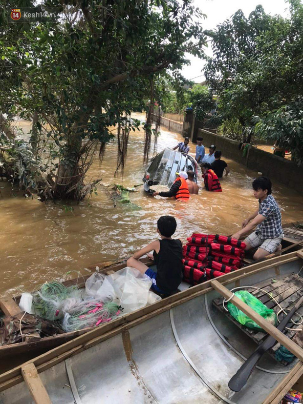 2 chị em nhà ở Hà Tĩnh bị ngập, chủ trọ miễn luôn tiền phòng: Hai đứa gửi về cho bố mẹ sửa nhà! - Ảnh 3.