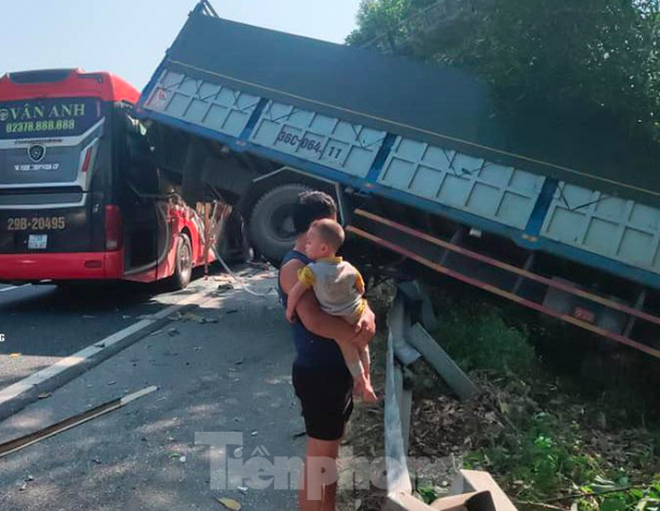 Lạnh gáy hiện trường vụ xe giường nằm húc xe tải trên cao tốc Pháp Vân- Cầu Giẽ - Ảnh 2.