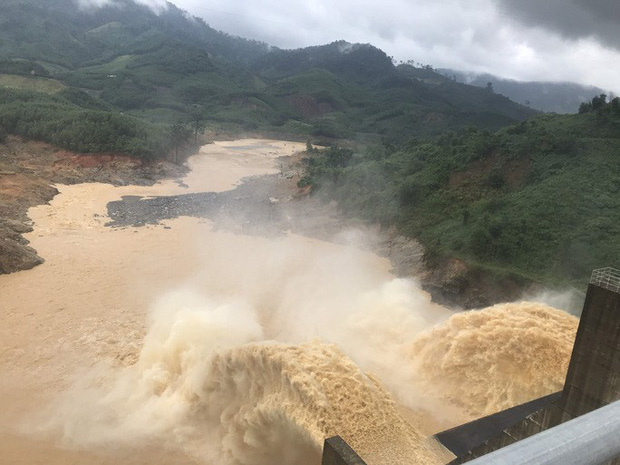 Quảng Nam lại sạt lở núi khiến 1 người chết, hồ Phú Ninh và nhiều thủy điện xả lũ - Ảnh 1.