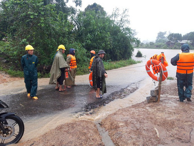 Đắk Lắk: Mưa tầm tã, hàng ngàn người bị cô lập - Ảnh 2.