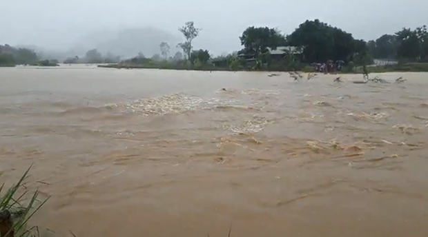 Đắk Lắk: Mưa tầm tã, hàng ngàn người bị cô lập - Ảnh 4.